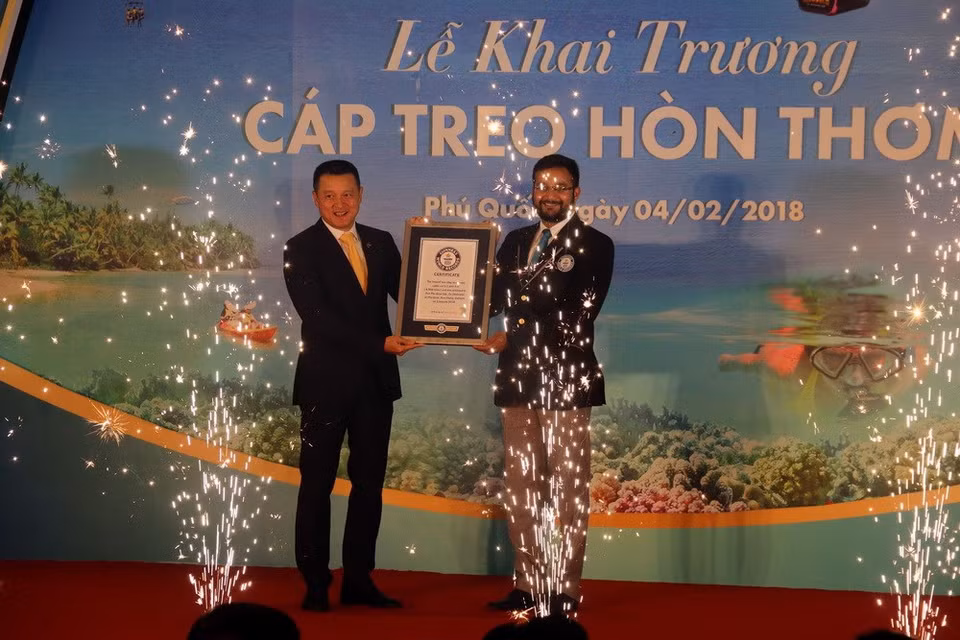 Dangarikar Swapnil Mahesh, de Guinness World Records, entregó el certificado de reconocimiento por el teleférico de tres cables más largo del mundo a un representante de Sun Group (Fuente: VNA)