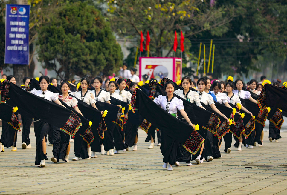 Presentación de danzas folclóricas en la Plaza 7 de Mayo. (Foto: VNA)
