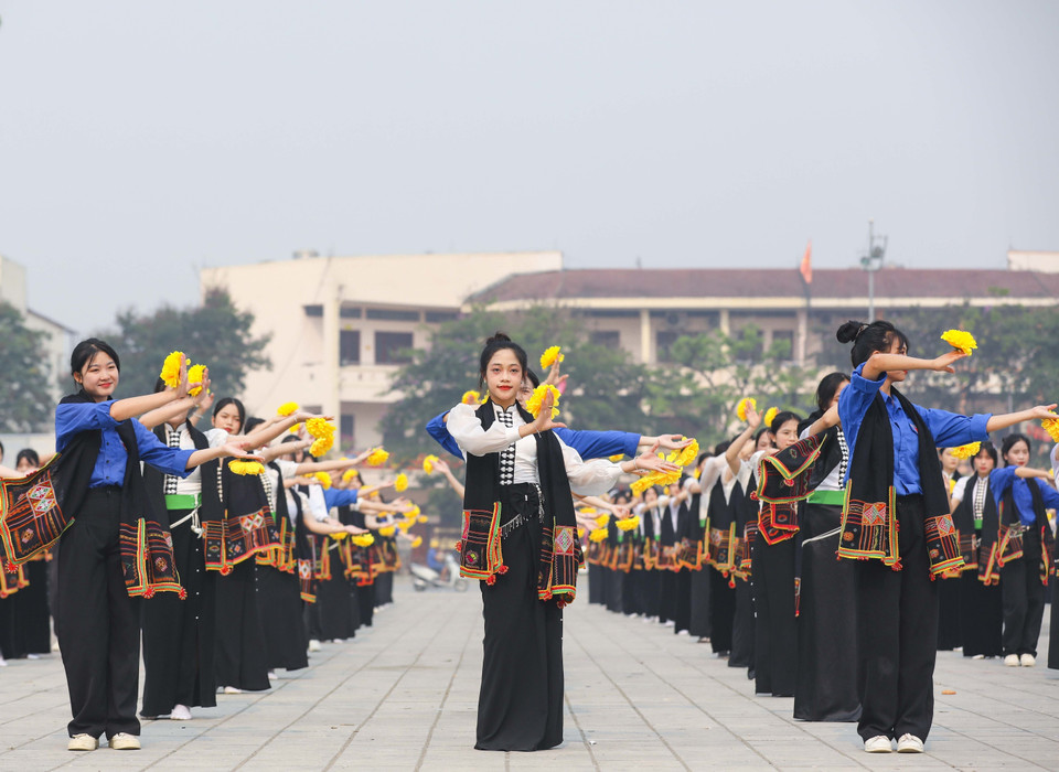 Los estudiantes realizan danzas de la etnia Thai. (Foto: VNA)