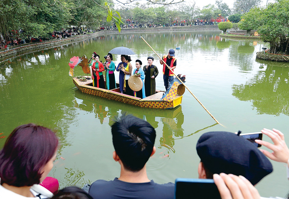 Presentan canciones populares de Quan Ho en el Festival Co Loa, con motivo del Año Nuevo Lunar. (Foto: VNA)