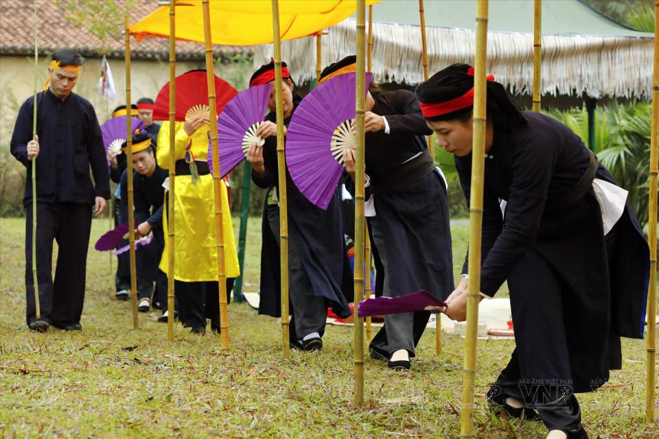 La etnia Tay realiza diferentes danzas de abanicos según los rituales y ceremonias, pero todas tienen en común que el bailarín debe dar tres vueltas alrededor del área de la ceremonia. (Foto: Revista Ilustrada Vietnam)