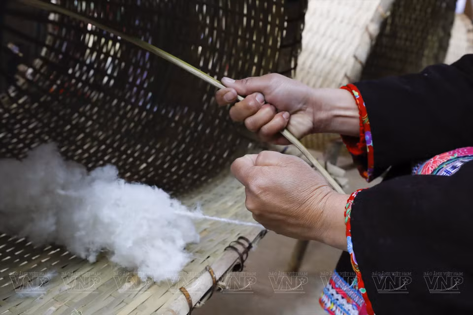 Las mujeres de la etnia Lu realizan la mayoría de los pasos de tejido, desde el desmonte del algodón y el hilado. (Foto: Revista Ilustrada de Vietnam)