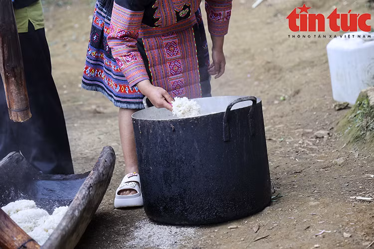 El arroz debe ser cocinado a fuego lento durante aproximadamente una hora. (Fuente: VNA)