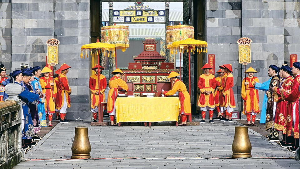 La ceremonia de Ban Soc (para distribuir calendarios a los mandarines reales) de la dinastía Nguyen (1802 – 1945) fue organizada en la ciudad de Hue, marcando el inicio del Festival Hue 2024. (Foto: VNA)