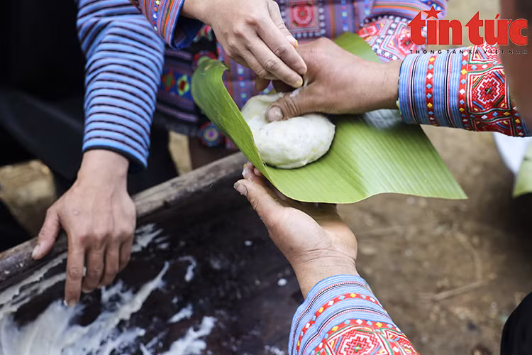 Una vez machacado el arroz pegajoso, se necesitan las hábiles manos de la mujer para darle forma inmediatamente al pastel, que si se enfría no se puede moldear. (Fuente: VNA)