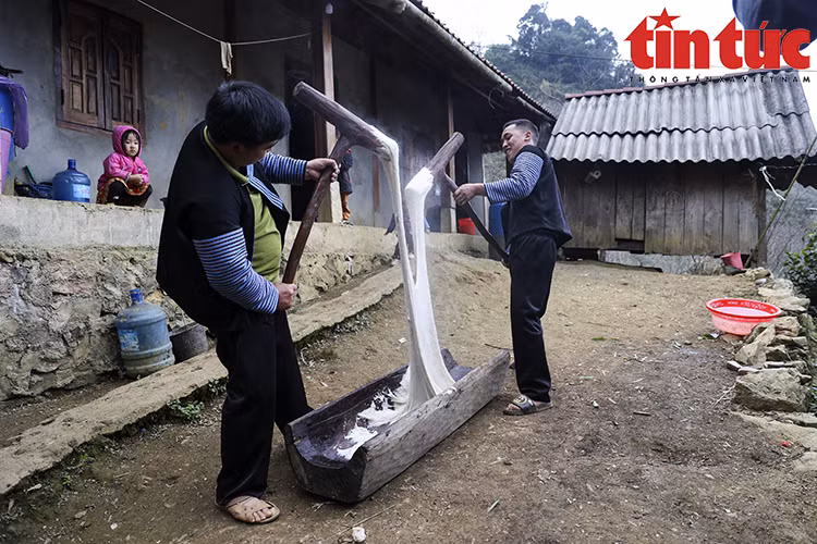 Cuanto mejor machaques el bizcocho, más flexible, delicioso y duradero quedará. (Fuente: VNA)