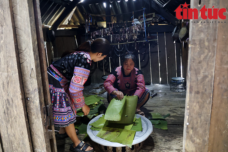 Las mujeres preparan hojas de plátano que han sido calentadas al fuego y limpiadas. (Fuente: VNA)