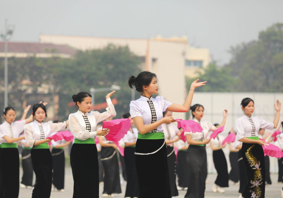 Los estudiantes realizan danzas de la etnia Thai. (Foto: VNA)