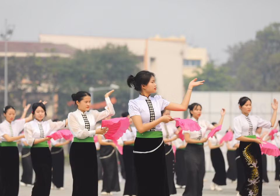 Los estudiantes realizan danzas de la etnia Thai. (Foto: VNA)