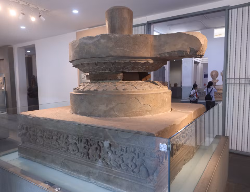  El pedestal de Tra Kieu, hecho de arenisca, se origina en Tra Kieu (provincia de Quang Nam) y data de los siglos VII - VIII. Fue reconocido como Tesoro Nacional en 2012. (Foto: VNA)