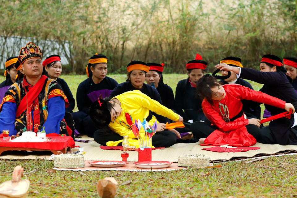 Danzas en el Festival Nang Hai. El evento se celebra a principios de la primavera para invitar a Nang Hai (las hijas de la madre Luna) a la Tierra y ayudar a las personas en su trabajo. (Foto: Revista Ilustrada Vietnam)