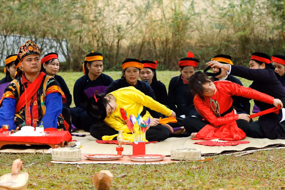 Danzas en el Festival Nang Hai. El evento se celebra a principios de la primavera para invitar a Nang Hai (las hijas de la madre Luna) a la Tierra y ayudar a las personas en su trabajo. (Foto: Revista Ilustrada Vietnam)