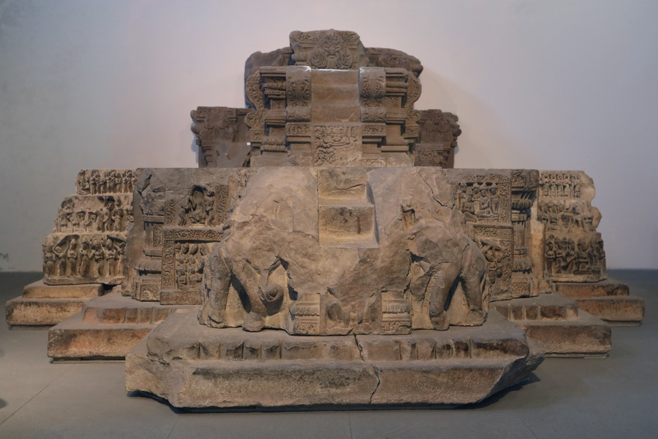 El pedestal Dong Duong, realizado en piedra arenisca, tiene su origen en Dong Duong (provincia de Quang Nam), data de finales del siglo IX y principios del siglo X y fue reconocido como Tesoro Nacional en 2018. (Foto: VNA)