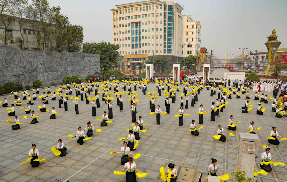 Presentación de danzas folclóricas en el Monumento a la Victoria de Dien Bien Phu. (Foto: VNA)