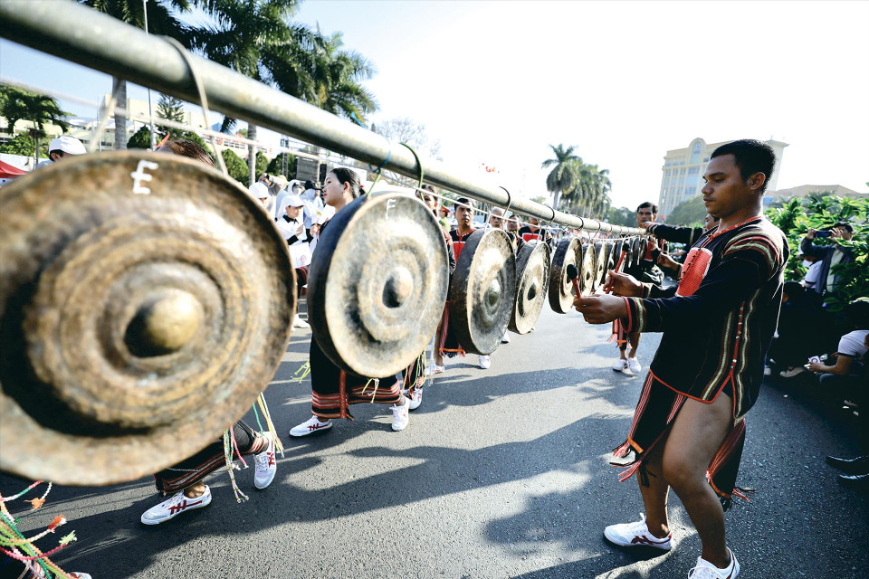 El sonido de los gongs resuena durante el Festival Buon Me Thuot. (Foto: VNA)