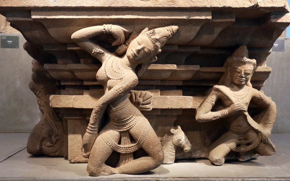 El relieve de Apsara, hecho de arenisca y originario de Tra Kieu (provincia de Quang Nam), data del siglo X y fue reconocido como Tesoro Nacional en 2024. (Foto: VNA)