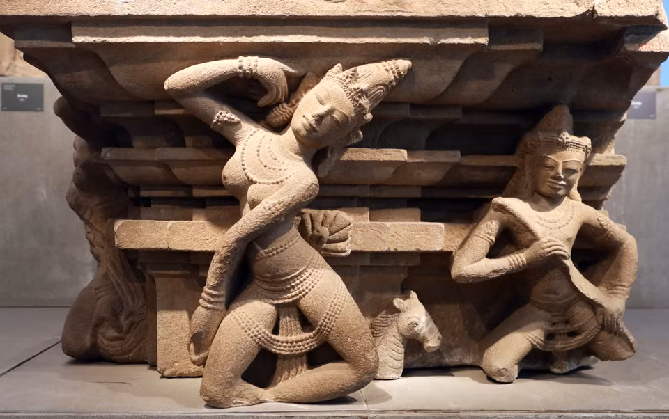 El relieve de Apsara, hecho de arenisca y originario de Tra Kieu (provincia de Quang Nam), data del siglo X y fue reconocido como Tesoro Nacional en 2024. (Foto: VNA)