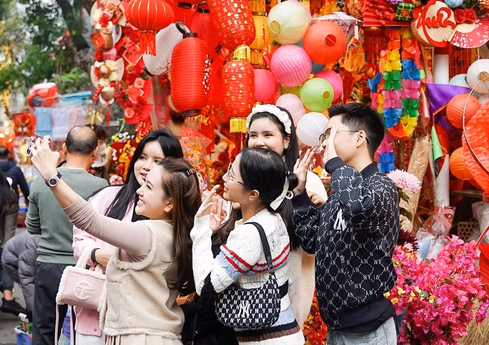 El mercado de flores de Hang Luoc atrae a muchos jóvenes. (Fuente: VNA)
