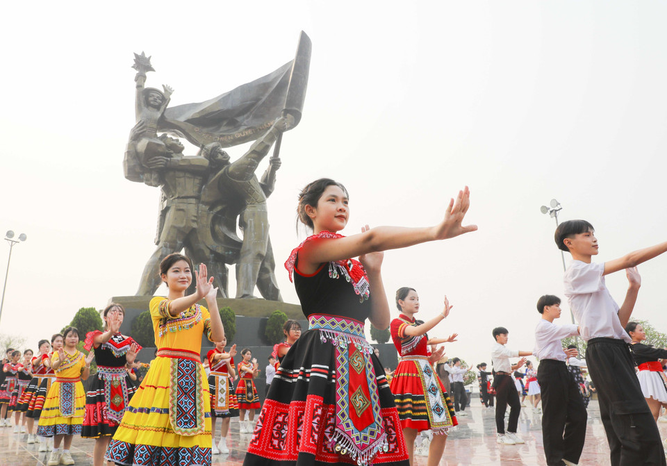 Presentación de danzas folclóricas en el Monumento a la Victoria de Dien Bien Phu. (Foto: VNA)