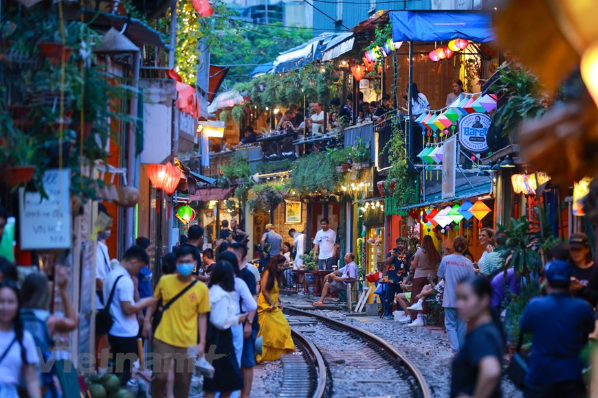 Todavía hoy, los trenes siguen siendo uno de los medios de transporte opcionales para aquellos que buscan un viaje económico. En los últimos años, los turistas extranjeros han encontrado una atracción en estas líneas férreas, un fondo perfecto para una foto de viaje impresionante. Esta especialidad única de la capital milenaria vietnamita no permite automóviles, solo peatones, bicicletas, motocicletas y trenes. A pesar de los distintos motivos, la llegada de visitantes a las áreas cercanas a las vías de ferrocarriles amenaza la seguridad del tráfico. Varios riesgos pueden emerger. Dado el estrecho espacio, si sucede un accidente, las pérdidas humanas y materiales serían considerables. (Foto: Vietnam+)
