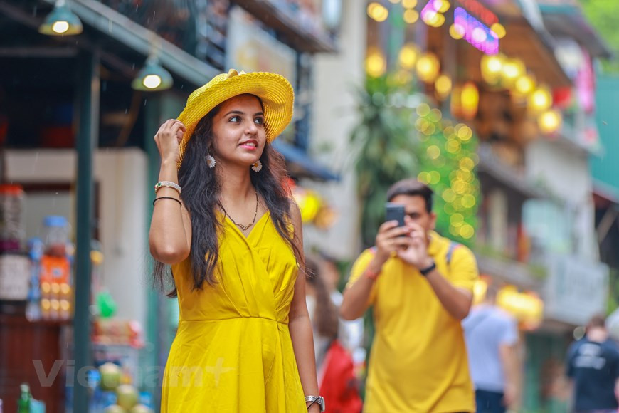 Decenas de cafés, grandes y pequeños, a ambos lados, dan mayor vida a la calle del tren. El número de turistas en este sitio aumenta día a día. La vía también se vuelve más brillante por la noche, cuando se iluminan las casas circundantes. Los turistas acuden más aquí los fines de semana porque en esos días los trenes pasan continuamente. La calle del tren se hizo famosa después de que apareció en periódicos internacionales. Desde entonces, este lugar se ha llenado de turistas extranjeros, quienes vienen a visitar y tomar fotografías. Todos los días, las actividades cotidianas de los residentes locales transcurren de manera regular y tranquila, como hace décadas. (Foto: Vietnam+)