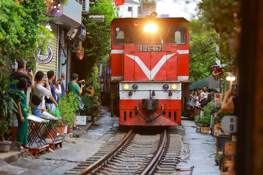 Por las calles de Kham Thien, Le Duan y Phung Hung, en Hanoi, pasan las vías férreas que pertenecen a la ruta del Norte al Sur de Vietnam. Las primeras líneas fueron construidas en época del colonialismo francés, con el objetivo de transportar personas y mercancías a lo largo del país. Más tarde, durante la guerra en Vietnam, la vía fue bombardeada por el imperialismo estadounidense. Después, los trabajadores ferroviarios construyeron casas a lo largo de estas líneas. Gradualmente se crearon establecimientos de negocios aledaños a las vías del tren y a lo largo de la estación de Long Bien hasta la calle Le Duan. (Foto: Vietnam+)