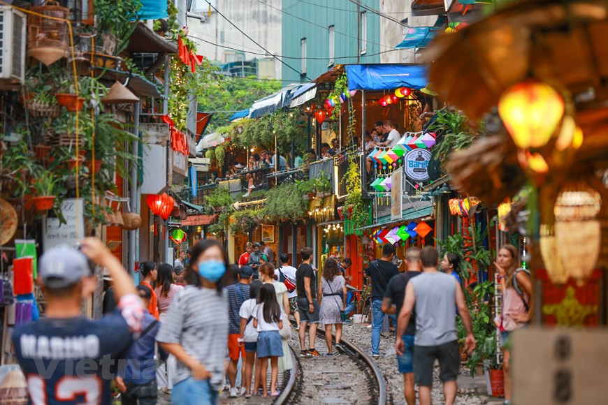 Hace pocos años, unos turistas descubrieron un destino interesante en la capital, Hanoi, y comenzaron a recomendarlo a través de las redes sociales a todos los viajeros. Se trata de una vía férrea que atraviesa el casco antiguo y recibe el nombre simple de 'calle del tren'. La vía recorre a lo largo la calle de Phung Hung hasta el puente de Long Bien a través de numerosas casas antiguas, el conjunto dibuja una belleza única de la ciudad milenaria. Muchos turistas recomiendan que, cuando uno viaja a Hanoi, definitivamente visite este sitio. Una gran sugerencia resulta la de sentarse a tomar un café o unas cervezas mientras se espera el paso de los trenes. (Foto: Vietnam+)