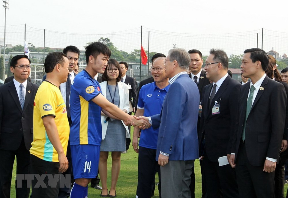 El mandatario sostiene un encuentro con el equipo de fútbol sub-23 de Vietnam y su entrenador sudcoreano, Park Hang-seo