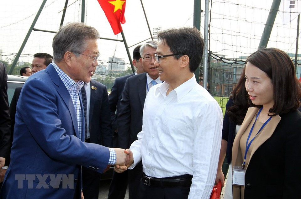  Moon Jae-in y el viceprimer ministro vietnamita, Vu Duc Dam