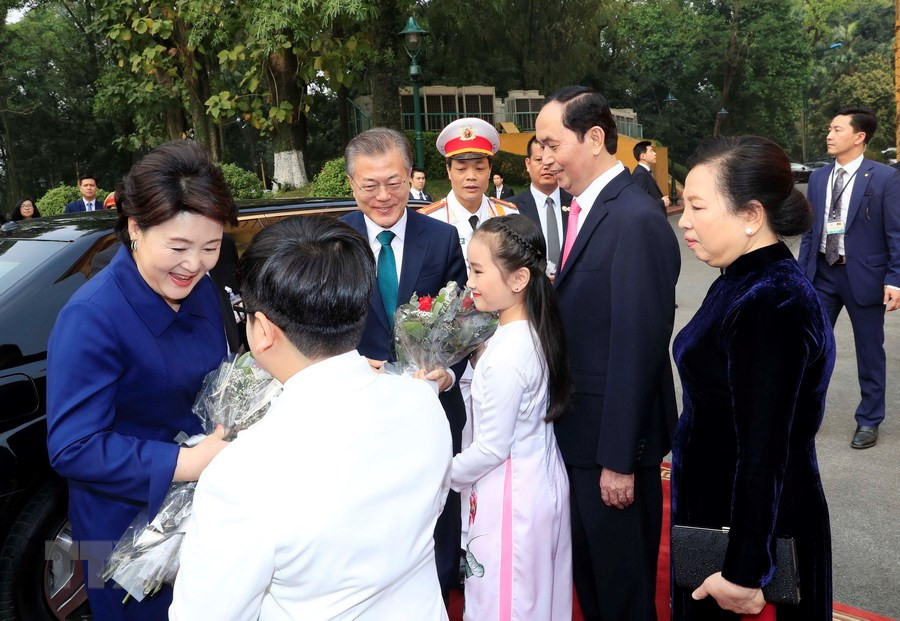 El presidente de Vietnam, Tran Dai Quang, recibe a su homólogo sudcoreano, Moon Jae-in.