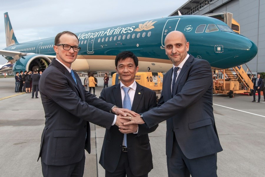 El subdirector general de Vietnam Airlines, Nguyen Thai Trung, y representantes de Airbus (Fuente: VNA)