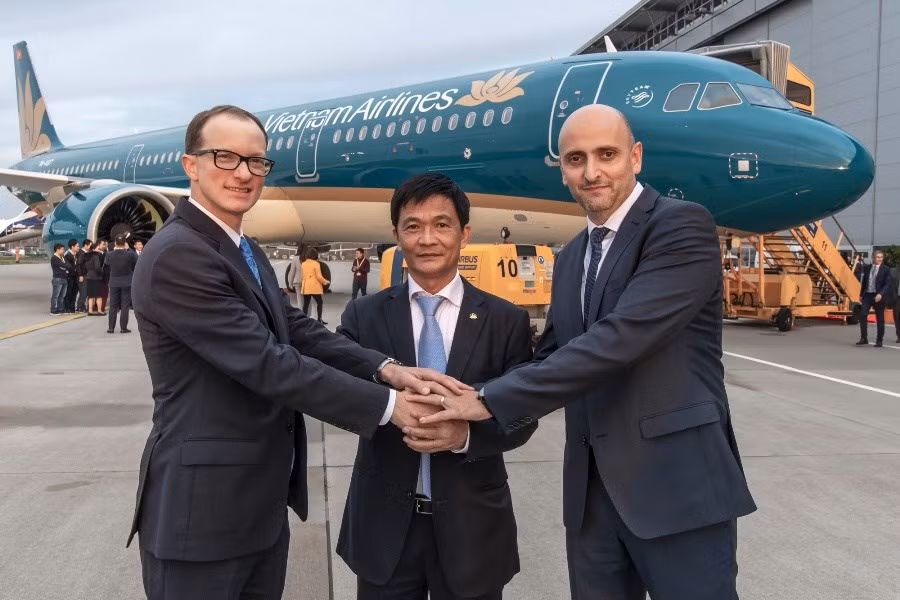El subdirector general de Vietnam Airlines, Nguyen Thai Trung, y representantes de Airbus (Fuente: VNA)