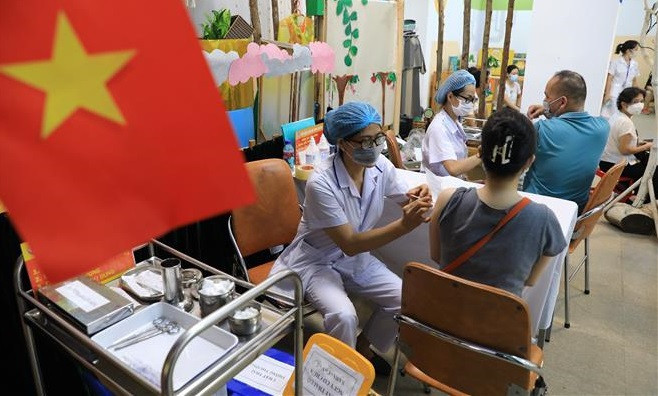 Hanoi implementa el programa de vacunación más grande de la historia con el objetivo de inmunizar a todos los ciudadanos (Foto: VNA)