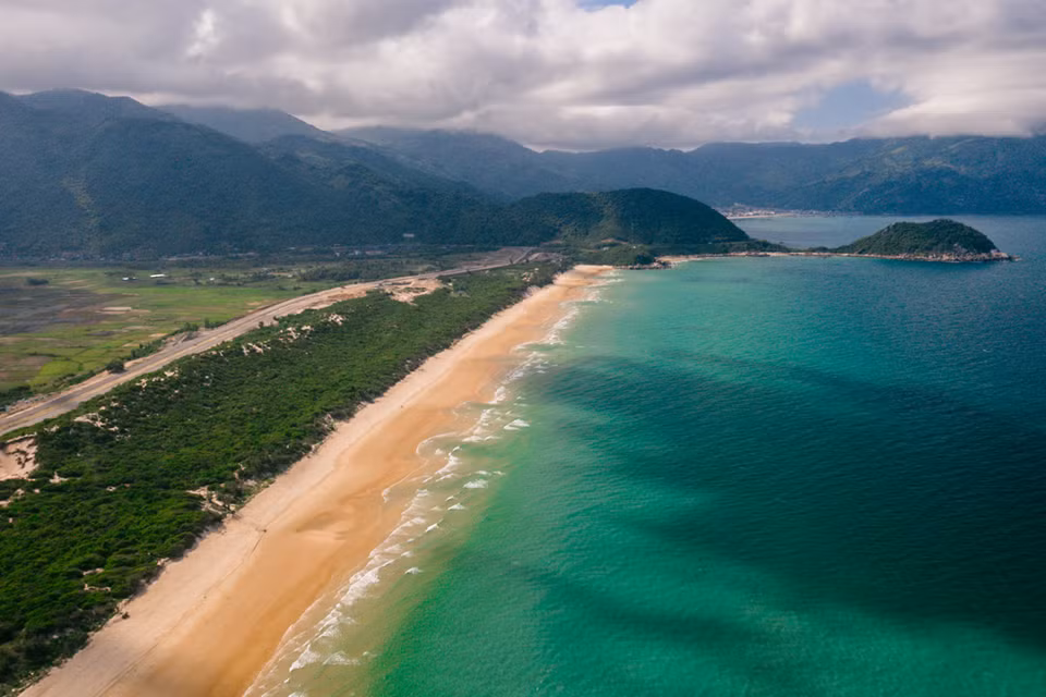 La ruta a la península de Dam Mon hacia el punto más oriental de Vietnam es Mui Doi en la comuna de Van Thanh, en la provincia de Khanh Hoa. Mui Doi, también conocido como Mui Ba Dau, es el lugar donde amanece más temprano en el “país con forma de letra S” (Foto: vnexpress.net)