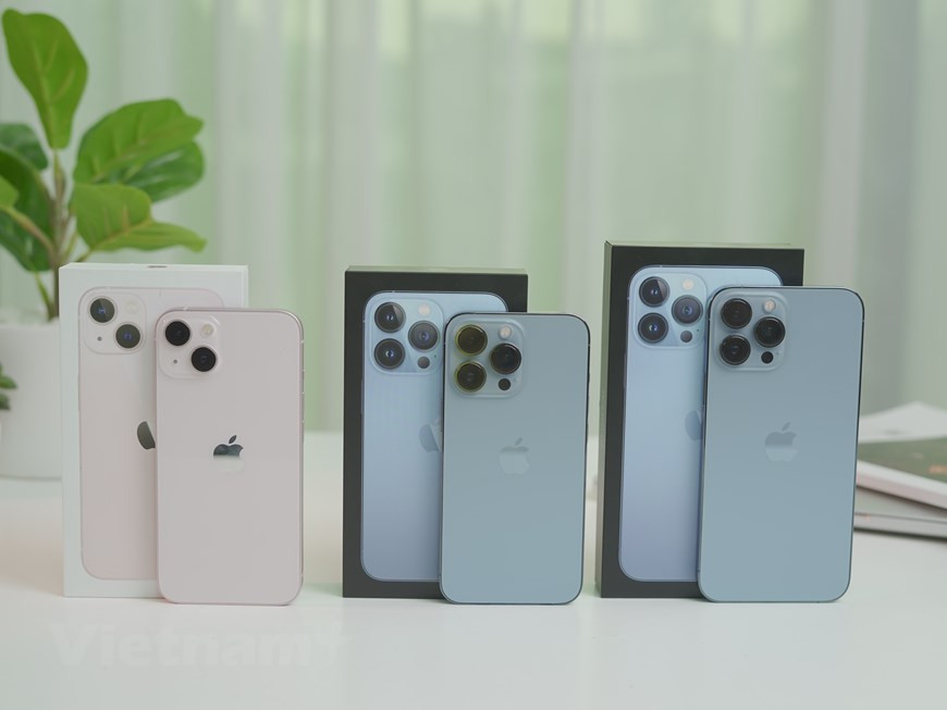 Solo casi un día después de que los modelos de iPhone 13 comenzaran a venderse en algunos mercados, estas versiones también estaban disponibles en Vietnam a través de los vendedores en línea. Según una tienda, las primeras versiones del iPhone 13 a Vietnam tienen un alto precio de venta de casi 50 millones de dong pero la cantidad es muy pequeña debido al mayor costo de importaciones. El dispositivo se reserva a partir del 17 de septiembre y llega oficialmente a usuarios de todo el mundo el 24 de septiembre. En la mañana del 25 de septiembre, los primeros iPhone 13 también estaban disponibles en Vietnam (Foto: Vietnam+)