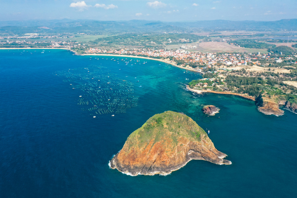 Otra de las atracciones turísticas atractivas de la tierra de las "flores amarillas y hierbas verdes" de Phu Yen es la roca Yen, situada a más de 20 kilómetros de la ciudad de Tuy Hoa (Foto: vnexpress.net)