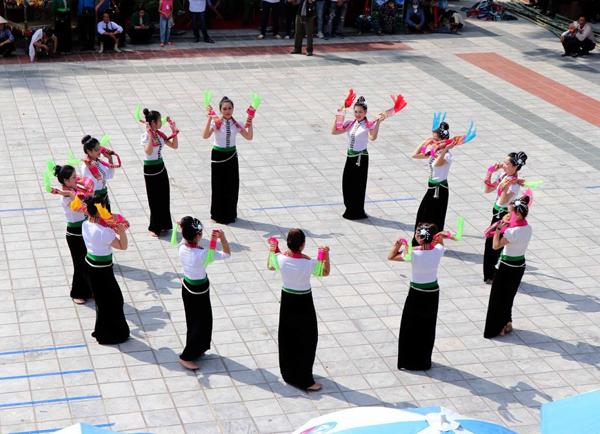 Comunidad de la etnia Thai en el distrito de Van Chan, provincia de Yen Bai, interpreta Xoe khan, una de las seis danzas antiguas de este arte (Foto: VNA)