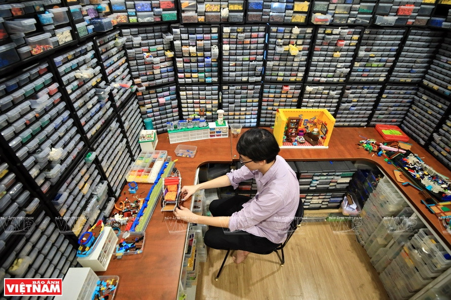La pequeña habitación está llena de cajas y cajones llenos de piezas de Lego (Foto: VNA)