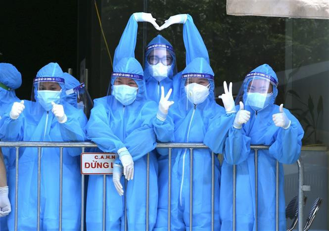 Médicos, enfermeras, soldados, jóvenes, fuerzas militares y policías visten la misma ropa de protección en la labor de atención, apoyo y prevención de la epidemia del COVID-19 (Foto: VNA)