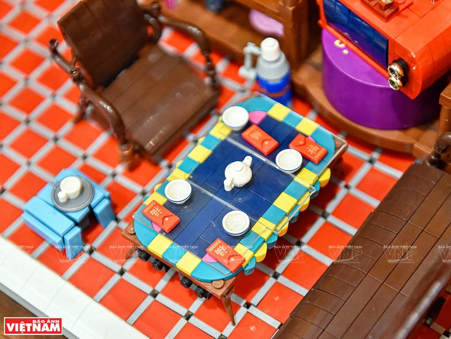 Un juego de mesas y sillas, y una taza para beber creados con Lego (Foto: VNA)