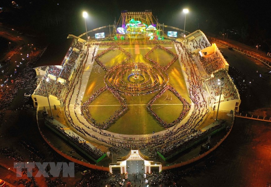 Un espectáculo de Xoe en la ceremonia de apertura de la Semana de Cultura y Turismo Muong Lo y el Festival de Terrazas de Arroz Mu Cang Chai 2017 en la provincia de Yen Bai (Foto: VNA)