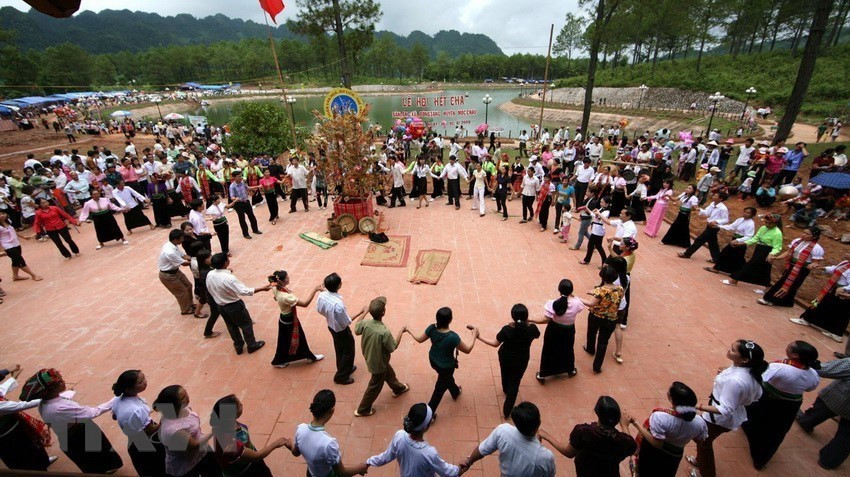 Actuación de Xoe en un festival tradicional de la etnia Thai en la aldea Ang, distrito de Moc Chau, provincia de Son La, atrae el interés de muchos turistas (Foto: VNA)