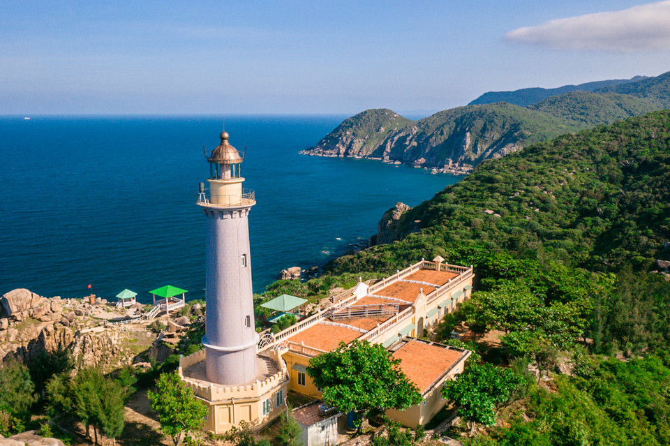 Desde lo alto de la torre, se puede ver el vasto mar por un lado y las montañas por el otro (Foto: vnexpress.net)