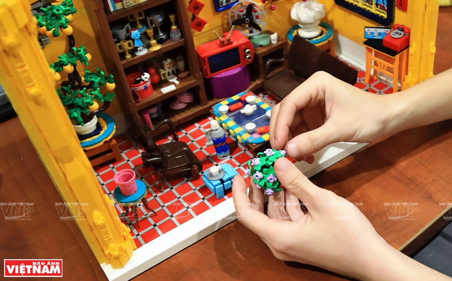 Según Huy Hoang, los detalles de árboles o tallas en casas comunales y pagodas a menudo son difíciles de hacer con Lego (Foto: VNA)