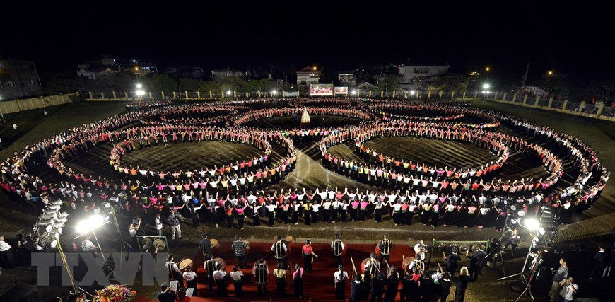 Más de dos mil personas en la comuna de Nghia Lo participan en la actuación de Xoe más grande de Vietnam (Foto: VNA)