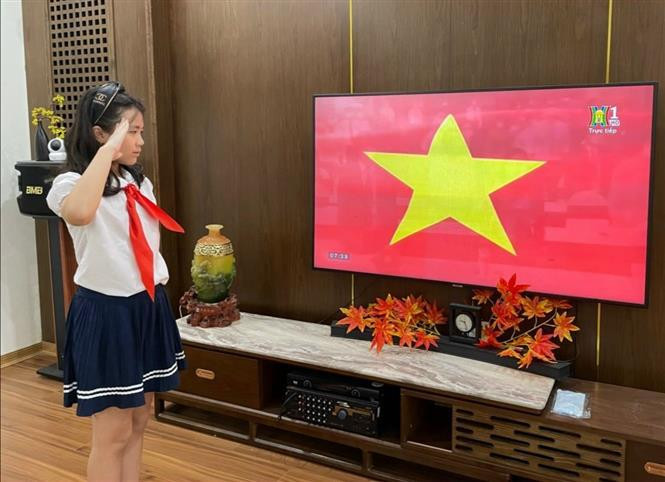 Por primera vez, los estudiantes de Hanoi asisten a la ceremonia de inicio del curso escolar a través de la transmisión televisiva en vivo debido al impacto del COVID-19 (Foto: VNA)