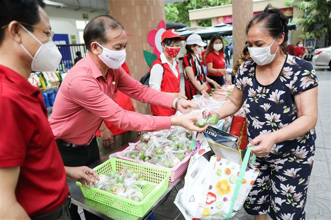 Hanoi ha prestado atención y promovido la asistencia humanitaria y el cuidado de personas en circunstancias difíciles y afectadas por la pandemia (Foto: VNA)
