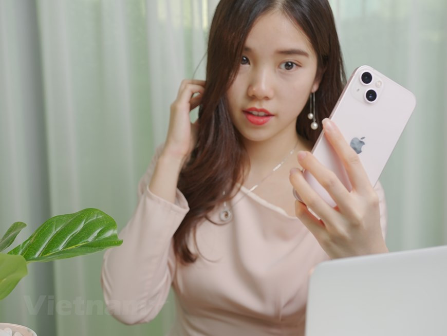 Según un representante del sistema minorista CellphoneS, los modelos genuinos de iPhone 13 se venderán en el mercado de Vietnam a fines de octubre, el precio esperado para la versión del iPhone 13 es de 23,49 millones de dong (más de mil dólares); Versión para iPhone 13 Pro de 29,49 millones de dong y versión para iPhone 13 Pro Max de 32,49 millones de dong. En CellphoneS, al comprar un iPhone de la serie 13, los clientes recibirán un paquete preferencial, como un descuento directo de hasta tres millones de dong y la prioridad para recibir productos con anticipación al registrarse para comprar (Foto: Vietnam+)