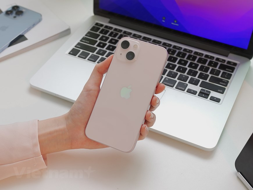 Según el prolífico analista Ming-Chi Kuo en una carta enviada a los inversores de Apple, una de las características de los iPhone 13 será la posibilidad de que estos se puedan conectar a Satélites de Órbita Baja, conocidos por sus siglas en inglés LEO. Esta es una característica que hasta ahora no se había ni tan siquiera rumoreado y que podría ser más potente de lo que podría creer cualquiera que no esté demasiado puesto en el tema. Pues que si a nivel de software se complementan estas nuevas conexiones, se podrían realizar llamadas o enviar mensajes sin necesidad de tener cobertura de cobertura 4G o 5G (Foto: Vietnam+)