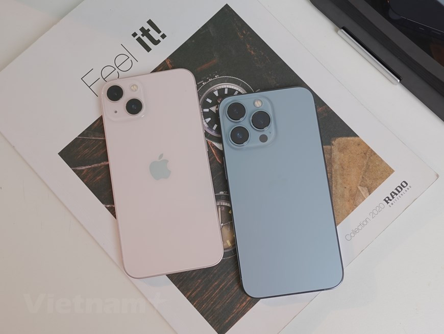 Volteando ya los dispositivos encontramos otra seña diferencial entre modelos: las cámaras. Mientras que los iPhone 13 y iPhone 13 mini apuestan por dos lentes dispuestas en diagonal, sus hermanos 'Pro' mantienen la disposición triangular de la hornada anterior en su caso protegidas con cristal de zafiro. Mejoran estos últimos la respuesta del escáner LiDAR (que permite determinar la distancia desde un emisor láser a un objeto o superficie utilizando un haz láser pulsado) y las condiciones de toma en situaciones de baja luminosidad, un 50 por ciento más eficaces que la generación anterior. De hecho, ahora es capaz de fotografiar la bóveda celeste, lo que hará las delicias de los aficionados a la astronomía (Foto: Vietnam+)